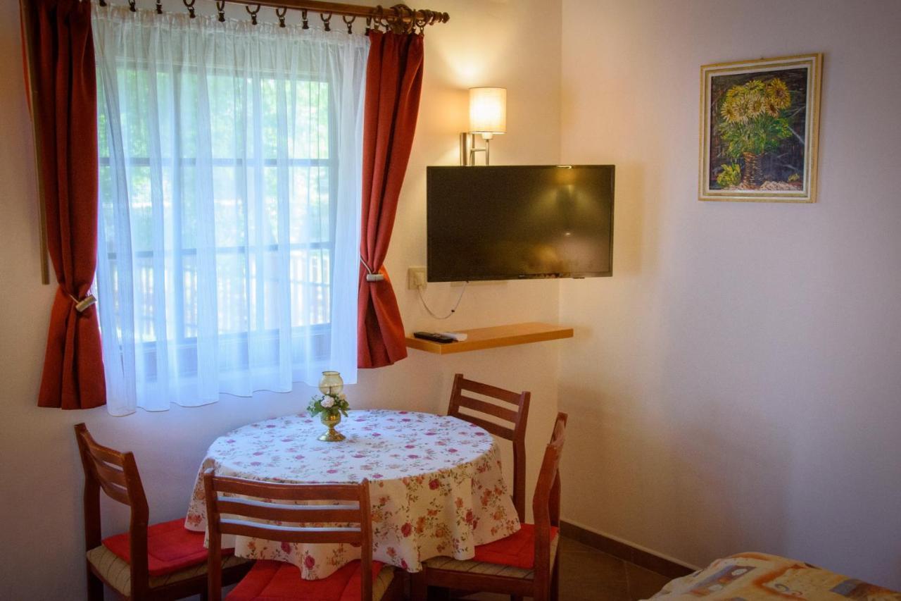 Huszar Vendeghaz Apartment เออร์เวนเยช ภายนอก รูปภาพ