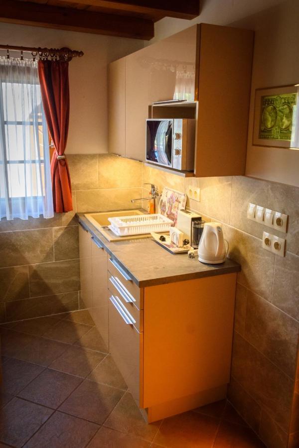 Huszar Vendeghaz Apartment เออร์เวนเยช ภายนอก รูปภาพ