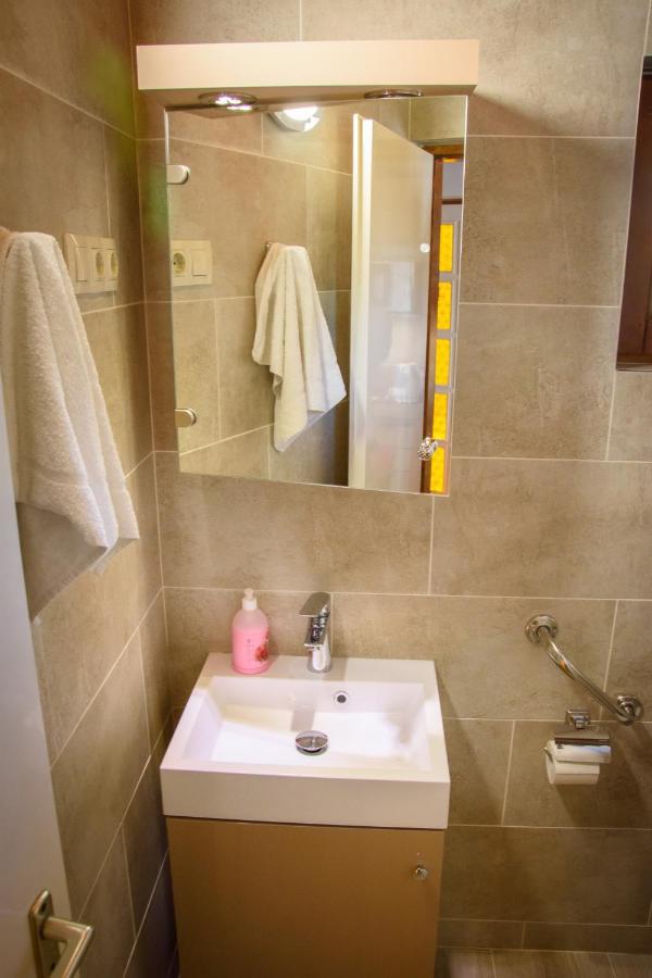 Huszar Vendeghaz Apartment เออร์เวนเยช ภายนอก รูปภาพ